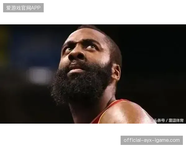 哈登怒砸更衣柜画面曝光：队友不敢说话引发的震撼瞬间