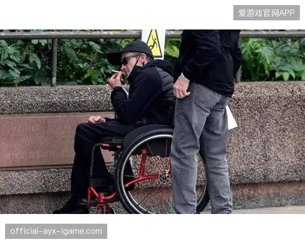 奇葩！脑瘫利物浦球迷因种族歧视曼城边锋出庭——球迷情绪爆发与社交媒体的“双刃剑”__